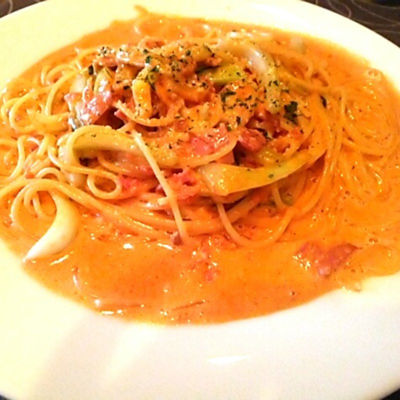 ベーコンと気まぐれ野菜のトマトクリームパスタ(プルチーノ )