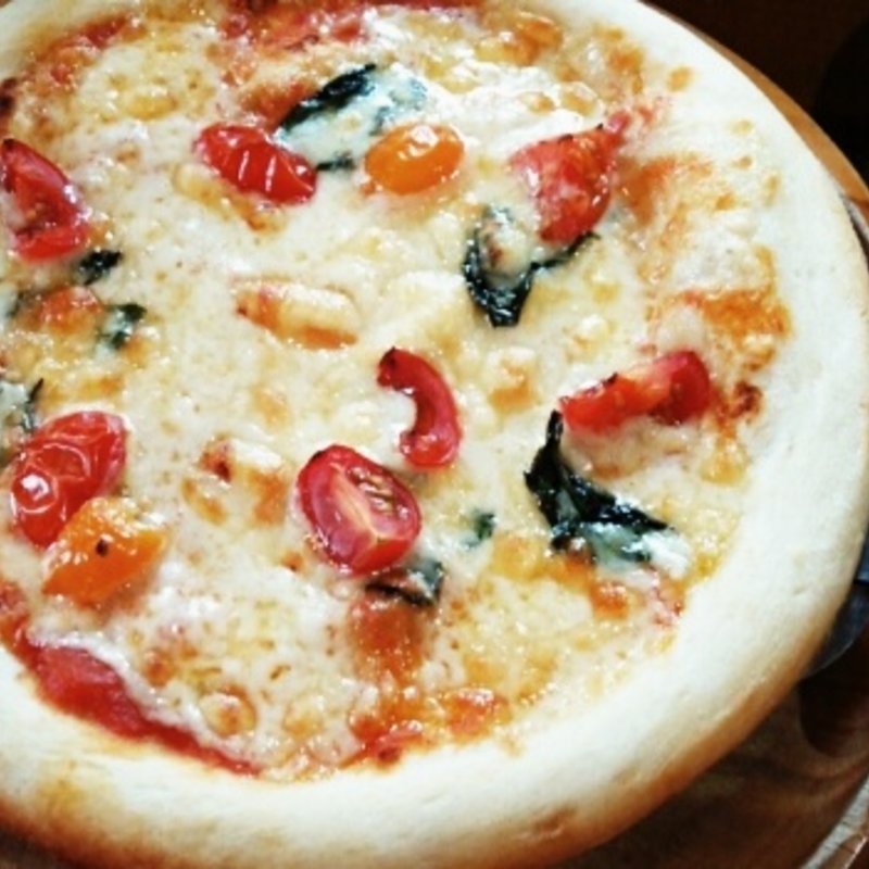 トマトと生バジリコのピザ(Kuusi （クーシ）)