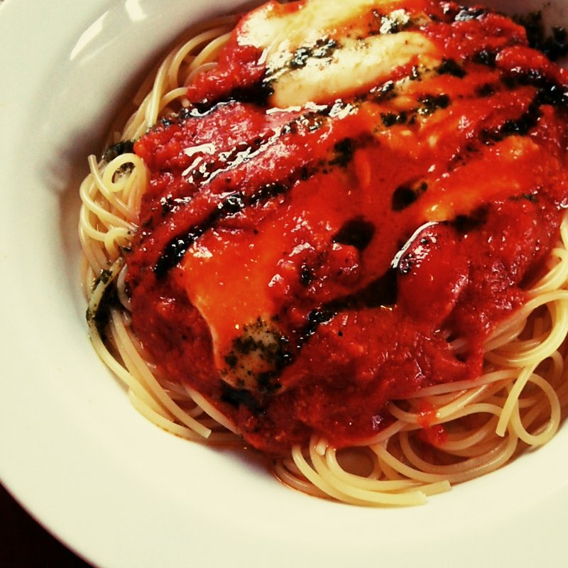 モッツァレラチーズのバジリコソースかけ・パスタ(Kuusi （クーシ）)