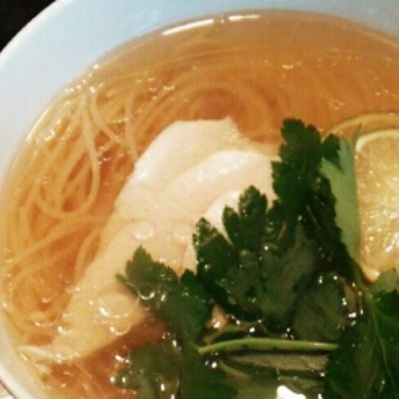 鶏とライムのさっぱり温麺(カフェ＆ガーデン しらさき邸)