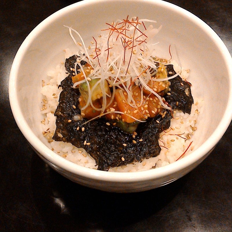 サーモンとアボガドの韓国風どんぶり(A.B.Cafe （エビカフェ）)