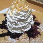 ブルーベリーホイップクリームとマカデミアナッツ(Eggs 'n Things 横浜山下公園店)