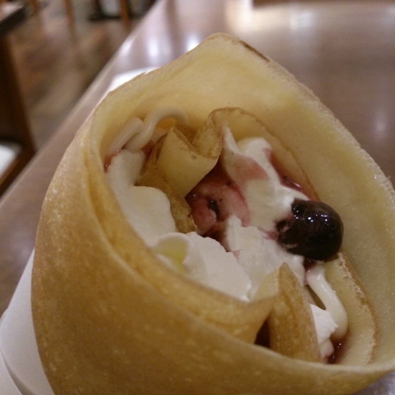 クリームチーズ&ブルーベリークレープ(ミルク＆パフェよつ葉ホワイトコージ)