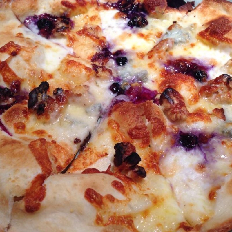 ゴルゴンゾーラとブルーベリーのピザ(RHC カフェみなとみらい店)