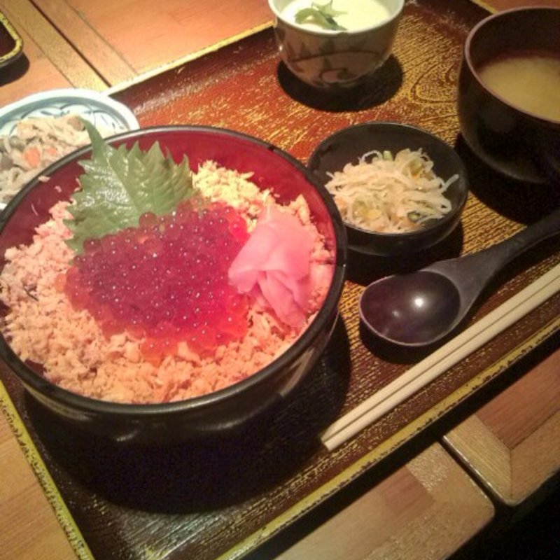 いくらと鮭の親子丼(仁松庵)