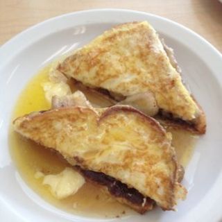 Nutella and banana stuffed French toast(Rocky’s Coffee Shop)