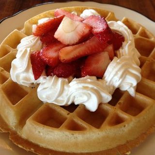 Strawberry waffle(Anna Miller’s)
