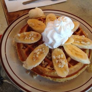 Banana mac nut waffle(Ken’s House of Pancakes)