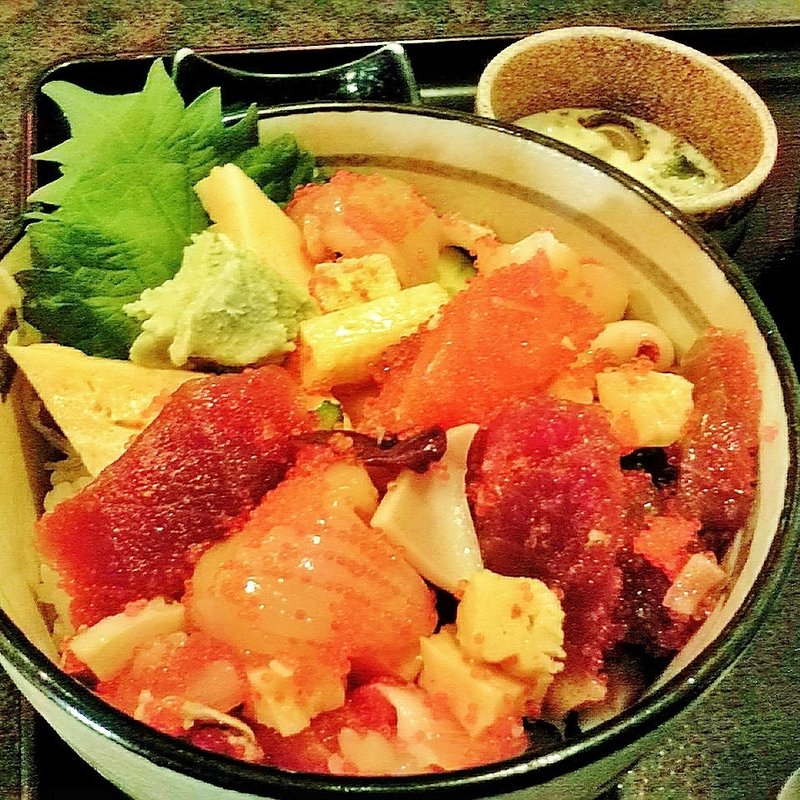 海鮮切り落とし丼(つきじ市場食堂 東陽役所市場店 （つきじいちばしょくどう）)