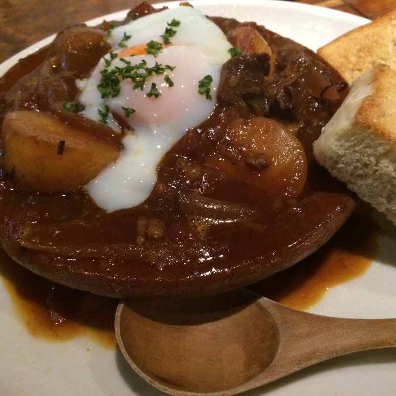 名物!!　牛すじの肉じゃが　自家製フォカッチャとともに(RAKU （ラク　楽）)