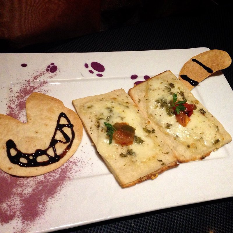 チェシャ猫のしっぽピザ(幻想の国のアリス)