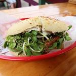 ツナ＋パルメザン・ガーリックのパンのサンドイッチ(Waialua Bakery)