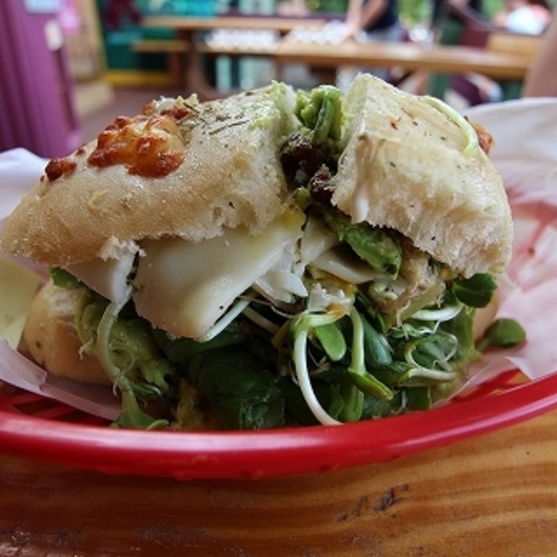 ベーカリー・クラブ＋チーズ＆ハーブのパン(Waialua Bakery)