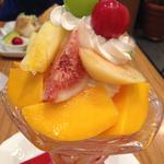 いちじくと黄桃のパフェ(ミキフルーツカフェ)