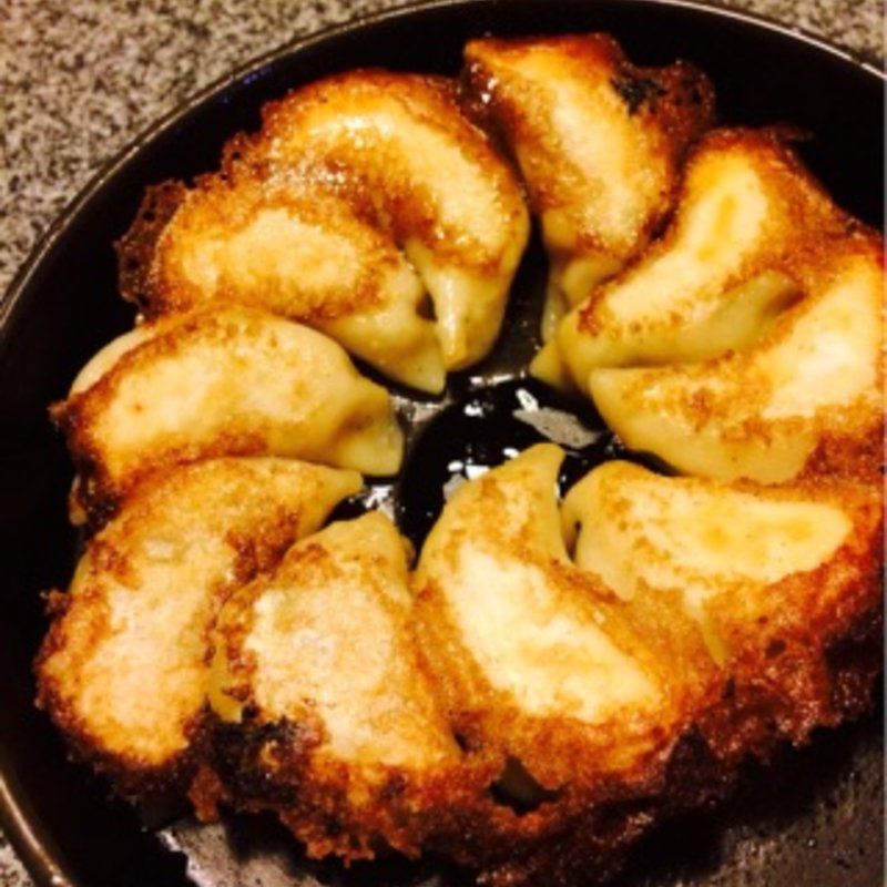 鉄板にんにく餃子(あぶらー亭)