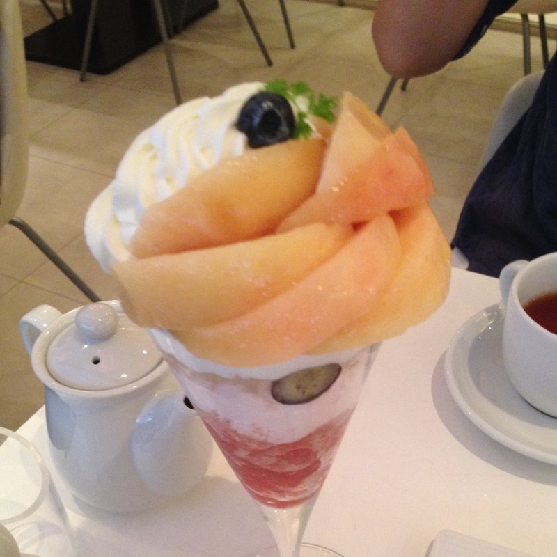 季節のパフェ(桃)(フォーシーズンズカフェ （FOUR SEASONS CAFE）)