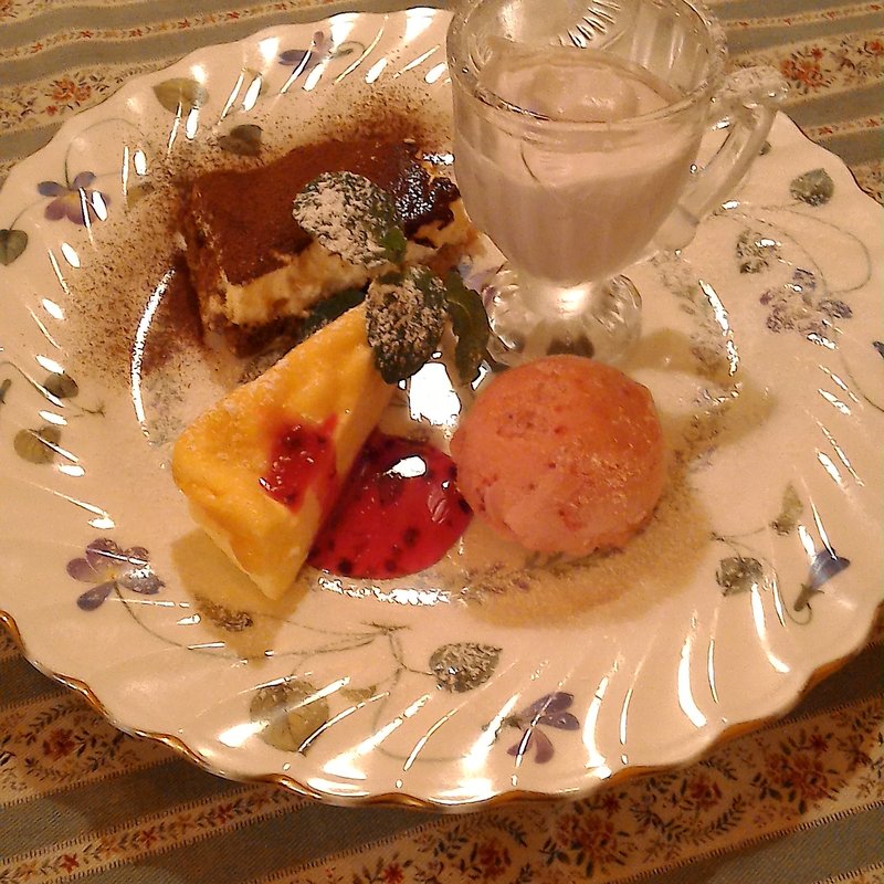 デザート盛り合わせ(イタリア酒場　ココチーノバル)