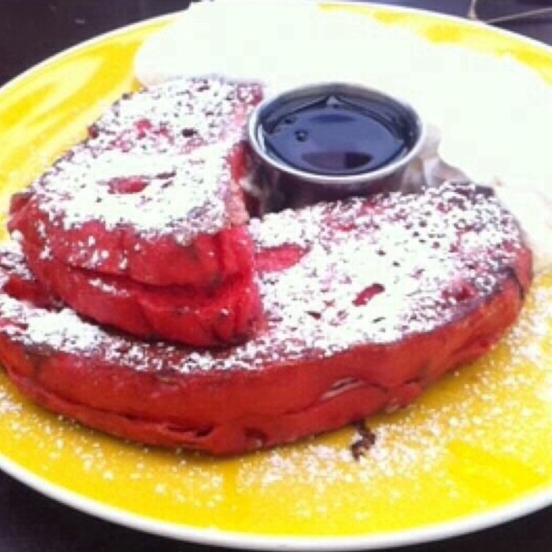Red velvet French toast(Yellow vase)