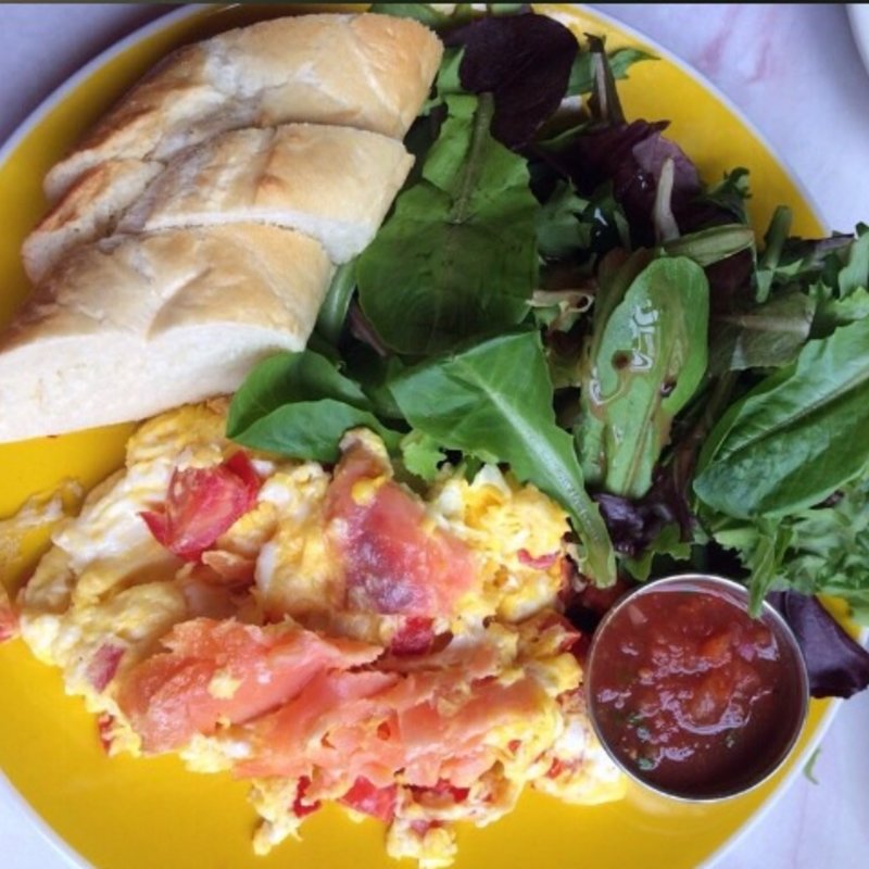 The Scrambled w Smoked Salmon(Yellow vase)