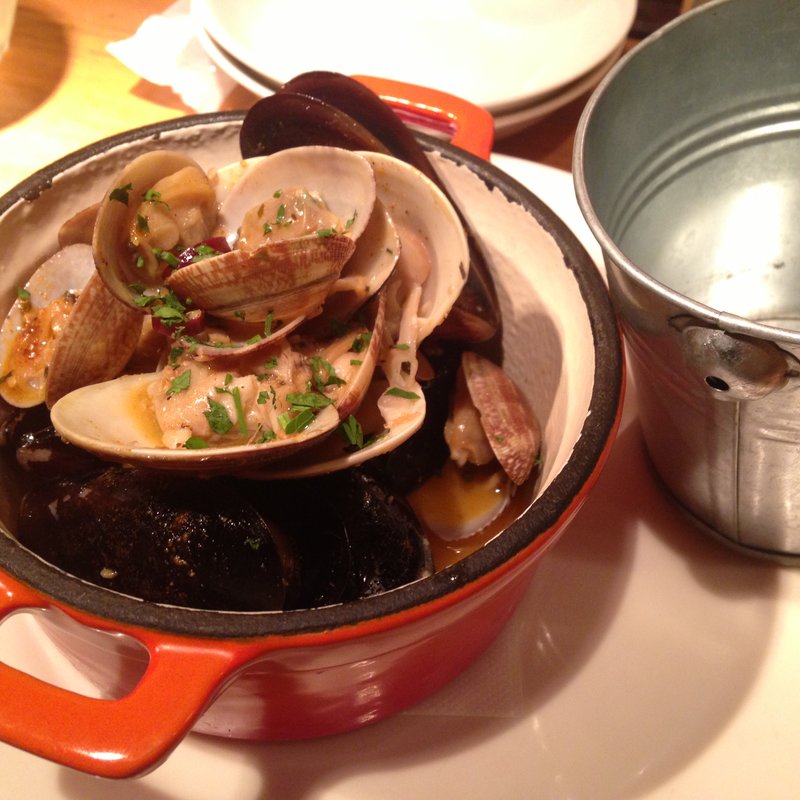 いろいろ貝のワイン蒸し(Ajito 六本木店  （アジト）)