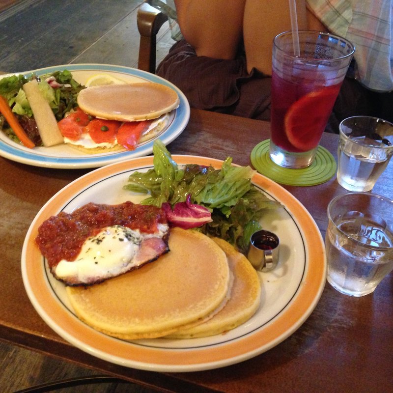 ベーコン・エッグ・オン・パンケーキ(iriya plus cafe（イリヤプラスカフェ）)