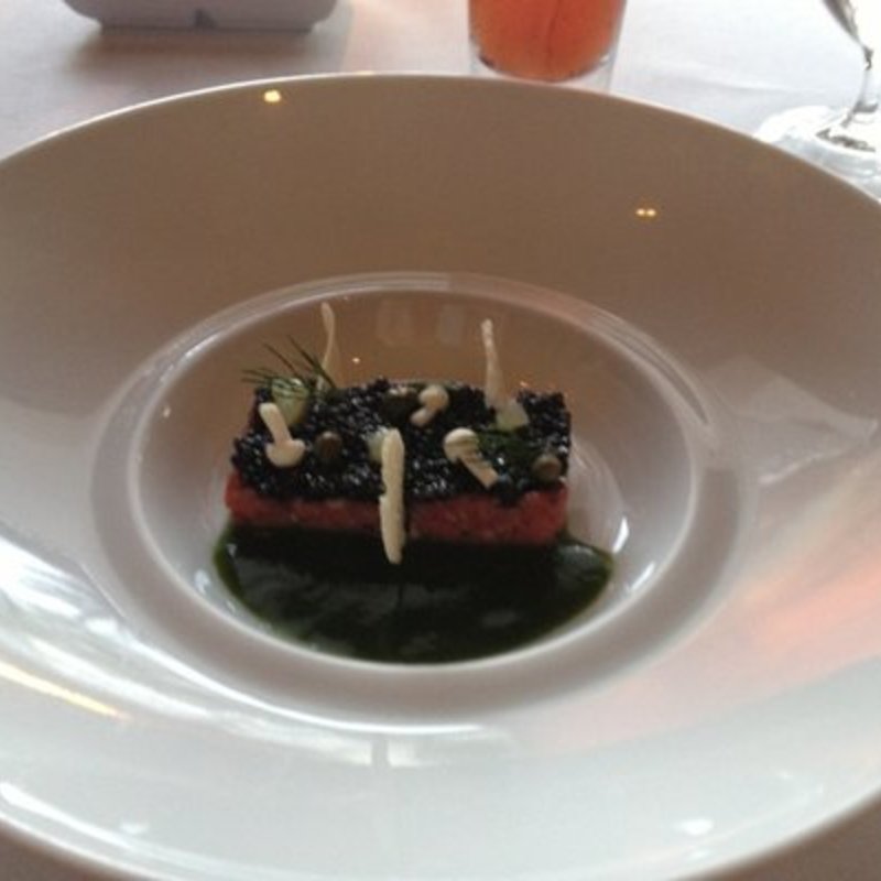 Beef tartar with caviar(La Mer)