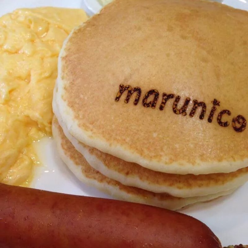 ソーセージとパンケーキ(まるにこ)