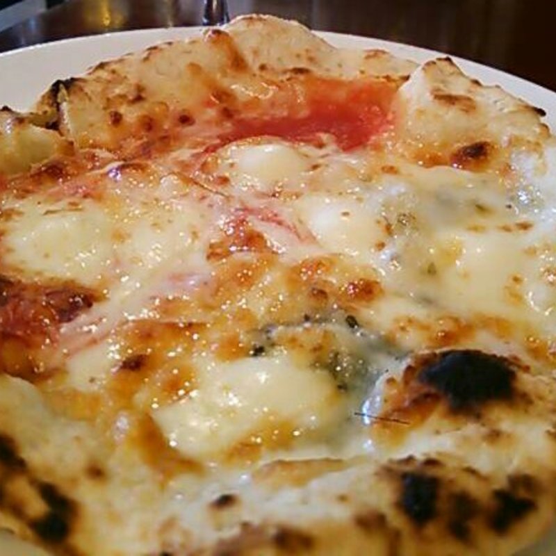 （マルゲリータ＆ゴルゴンゾーラ）メタメタ(デリ　ピッツェリア　ミラノ食堂)