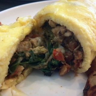 Chicken pesto omlette (Sweet E's Cafe)