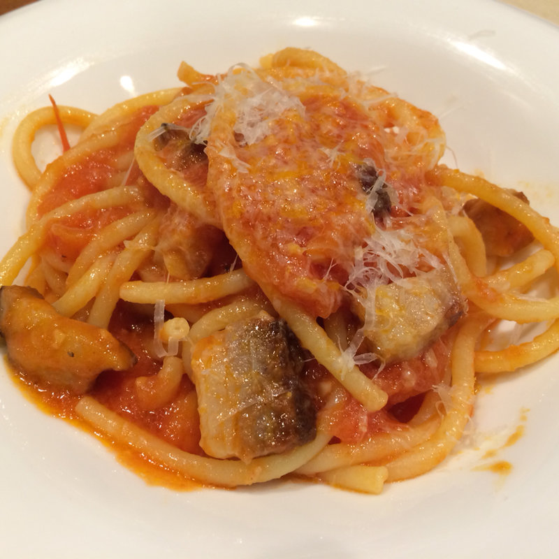 えぞ豚の自家製ベーコンと玉ねぎのアマトリチャーナブッカティーニ(スオーロ・ダル・スオーロ)