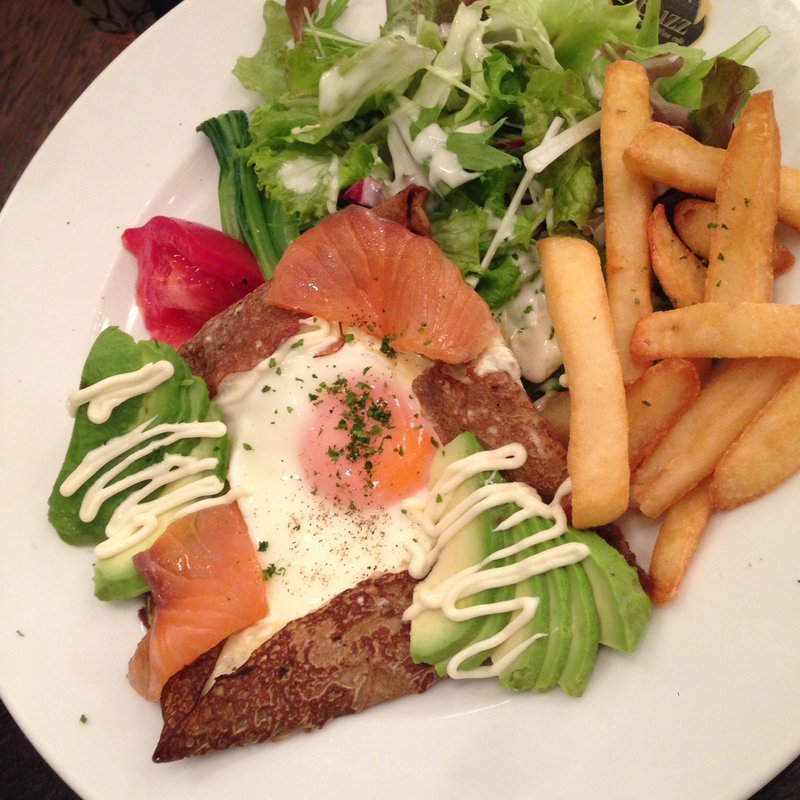 ガレットランチ（スモークサーモンとアボカドのガレット）(BUZZ 丸の内 （バズ）)