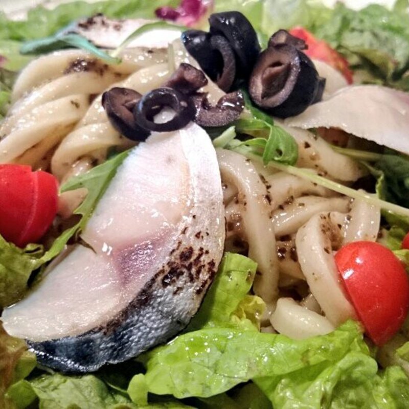 〆サバとブラックオリーブの冷製うどん(あんぷく )