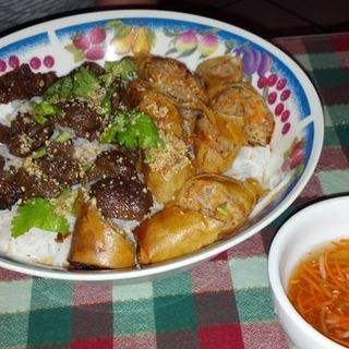 dry noodle with beef & spring rolls(Pho Mai)