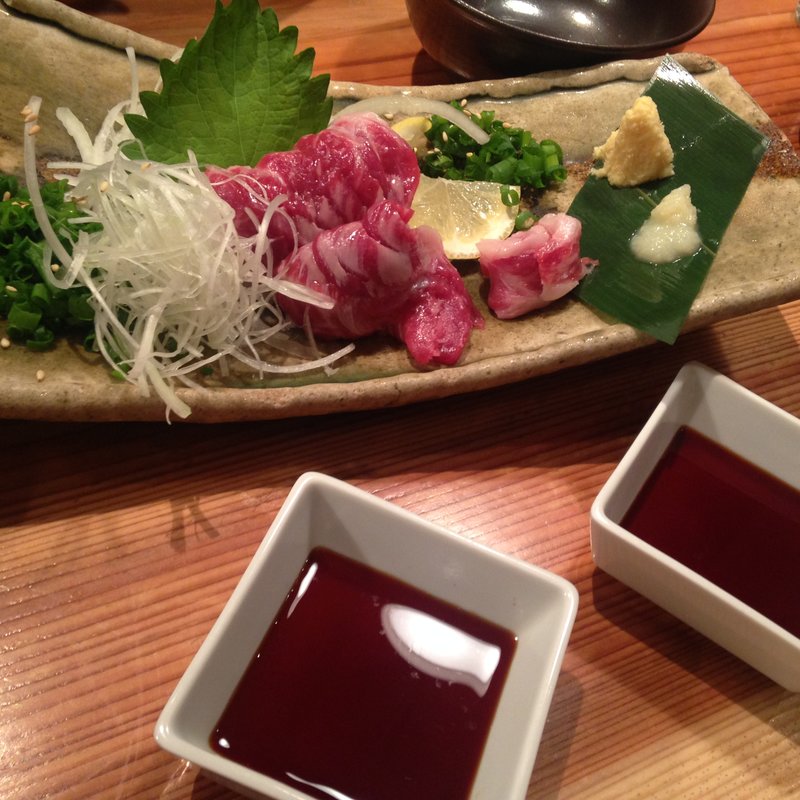 熊本逸品霜降り馬刺し(博多もつ鍋やまや コレド室町店)