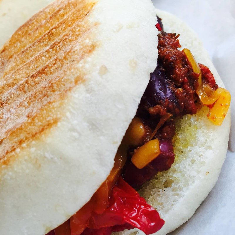 チリコンカルネ、チェダーチーズ、ドライトマトのパニーニ(ベッカライ徳多朗 Yotsubako )