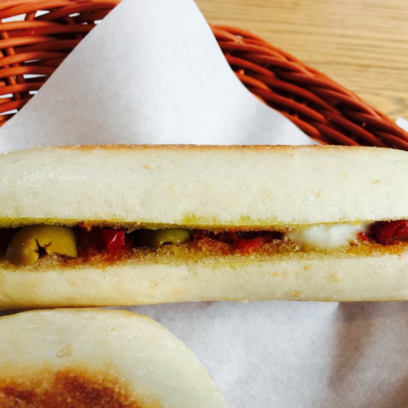 モッツァレラ、ドライトマト、オリーブのパニーニ(ベッカライ徳多朗 Yotsubako )