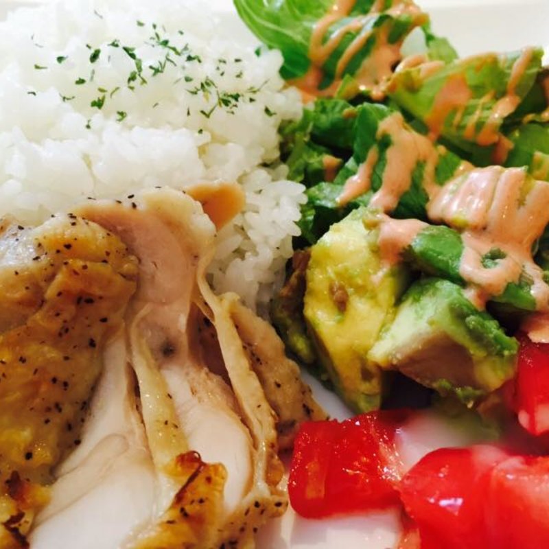 グリルドチキンとアボカドトマトのサラダプレート(カフェ キャッスル )