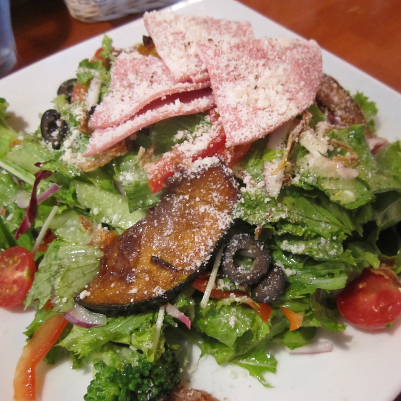 たっぷり野菜の気まぐれサラダ(ピッツェリア·マルターノ)