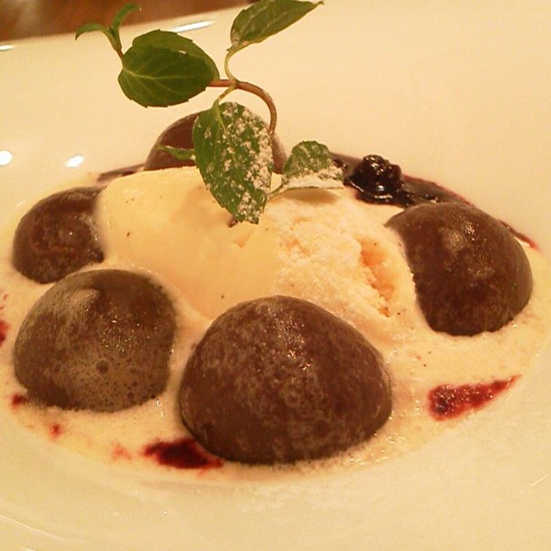 チョコレートのニョッキ仕立て温かいベリーのソース(ファットリーア エッセ)