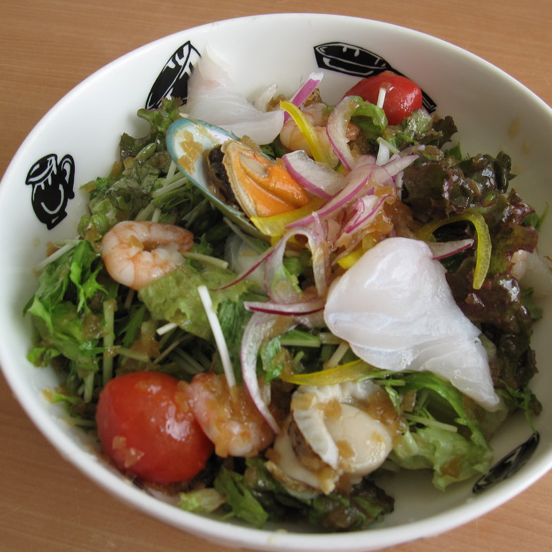 新鮮な魚介と野菜を使ったシーフードサラダ(ザ・フィッシュ)