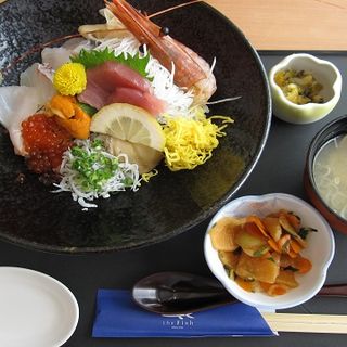 特上海鮮丼 (ザ・フィッシュ （The Fish）)