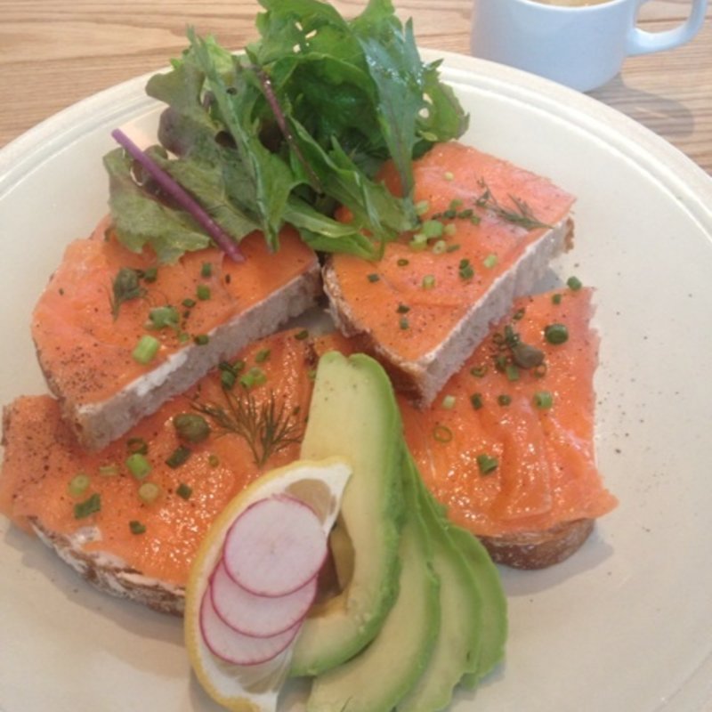 サーモンとアボカドのオープンサンド(ONIJUS COFFEE VILLAGE)