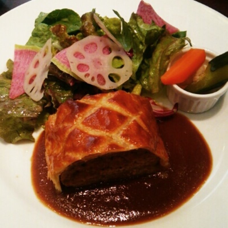 粗びき肉のパイ包み焼き(カフェ エメ・ヴィベール)