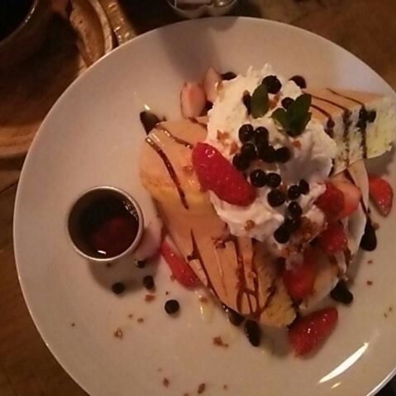 パンケーキ　イチゴ(カフェギャラリー コンバーション)