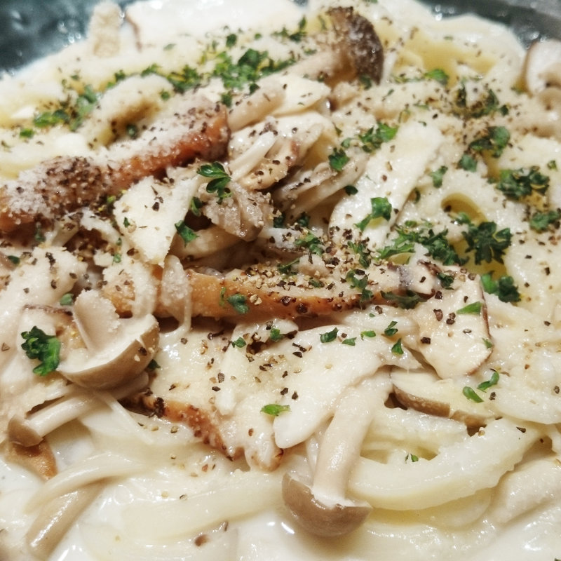 きのこと炙り鶏のクリームうどん(あんぷく )