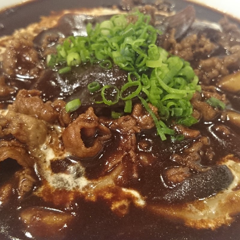 牛すじ黒カレーうどん(あんぷく )