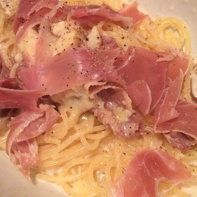 スパゲティー生ハムとポルチーニ茸のクリームソース(樂食イタリアン マジョリカ)