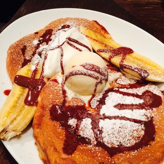 パンケーキ(チョコレート&バナナ&バニラアイス&生クリーム)(シクスバイオリエンタルホテル)