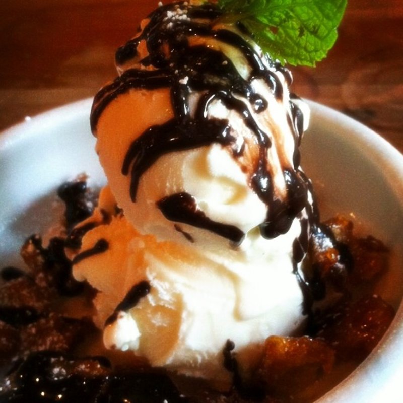 Vanilla ice cream with pork cracklin and chocolate sauce(St. Anselm)