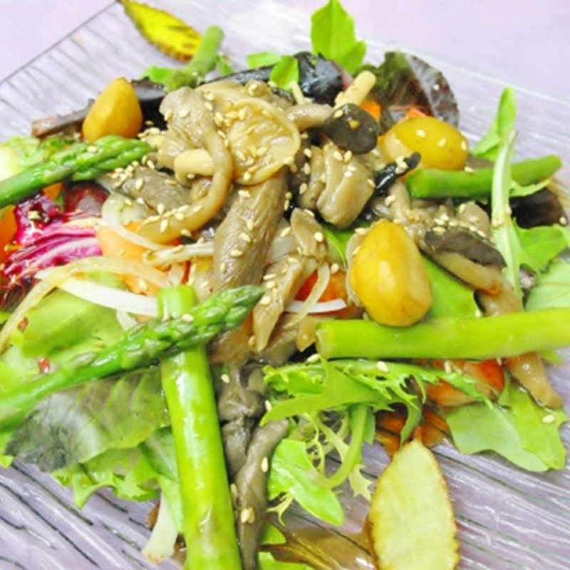 秋のきのこと野菜のサラダ(和食居酒屋 ひろの屋)